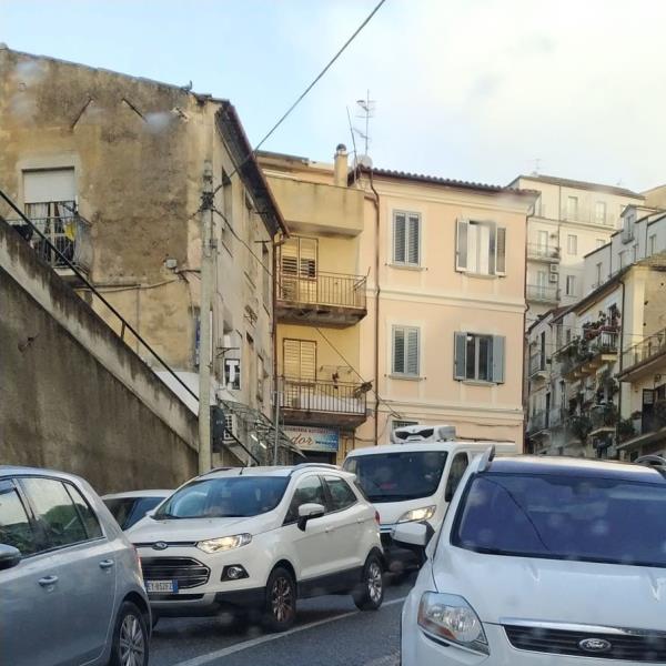 images Catanzaro. La denuncia di Mauro (Ponte Morandi): "A Porta di Mare traffico bloccato dalle auto parcheggiate e non c'è mai un vigile"