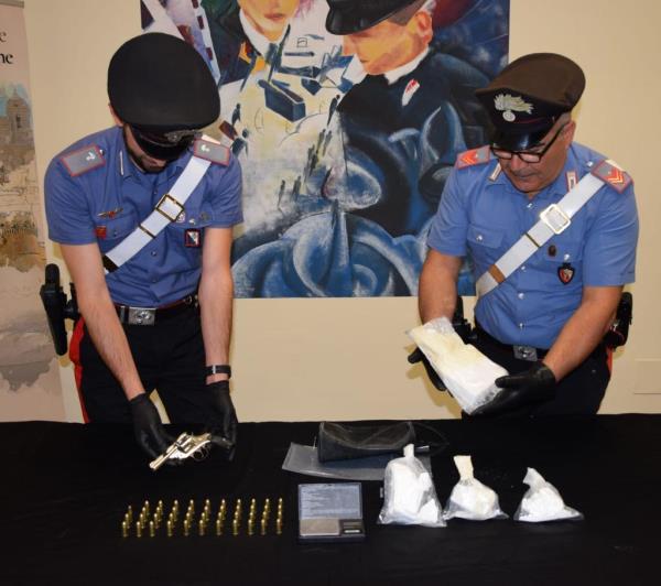 images Crotone. Oltre un chilo di cocaina nascosta in un muro del bagno, arrestati marito e moglie