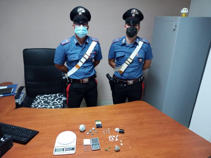 images In casa aveva un "piccolo supermarket della droga", arrestato 29enne di Isola Capo Rizzuto