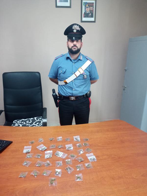 Isola Capo Rizzuto. Vede i Carabinieri per strada e scappa: arrestato 23enne per detenzione ai fini di spaccio di stupefacenti images Isola Capo Rizzuto. Vede i Carabinieri per strada e scappa: arrestato 23enne per detenzione ai fini di spaccio di stupefacenti