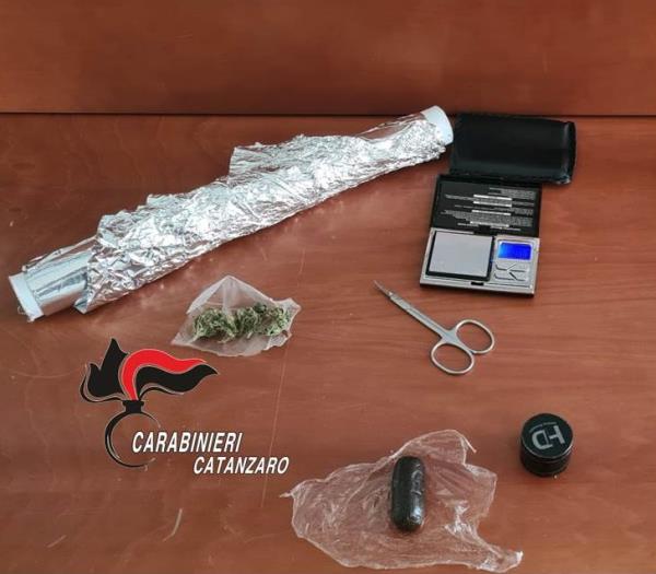 Spaccio di droga, un 35 enne arrestato a Chiaravalle e un 20enne denunciato a Tiriolo images Spaccio di droga, un 35 enne arrestato a Chiaravalle e un 20enne denunciato a Tiriolo