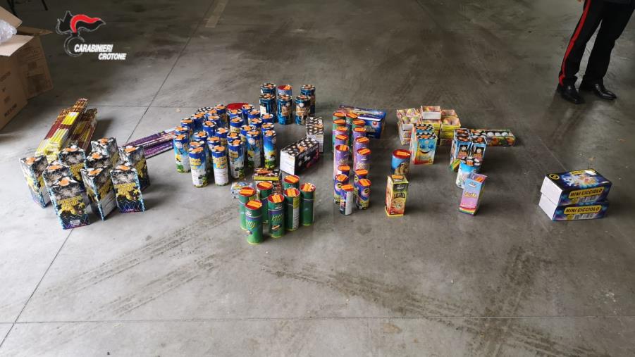 images Cirò marina, sequestrati 5 chili di fuochi d’artificio abusivi in un esercizio commerciale