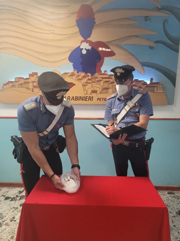 Petilia Policastro. Viaggiavano con 100 grammi di cocaina sotto il sedile: 2 arresti  images Petilia Policastro. Viaggiavano con 100 grammi di cocaina sotto il sedile: 2 arresti