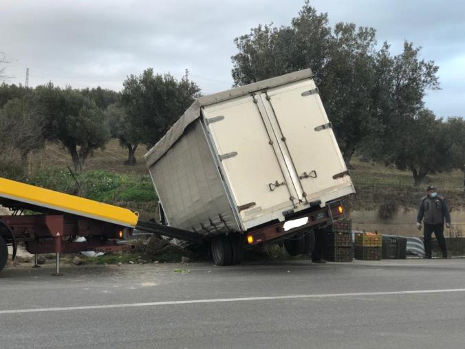 Cropani. Camion finisce fuori strada sulla Statale 106 (FOTO)  images Cropani. Camion finisce fuori strada sulla Statale 106 (FOTO)