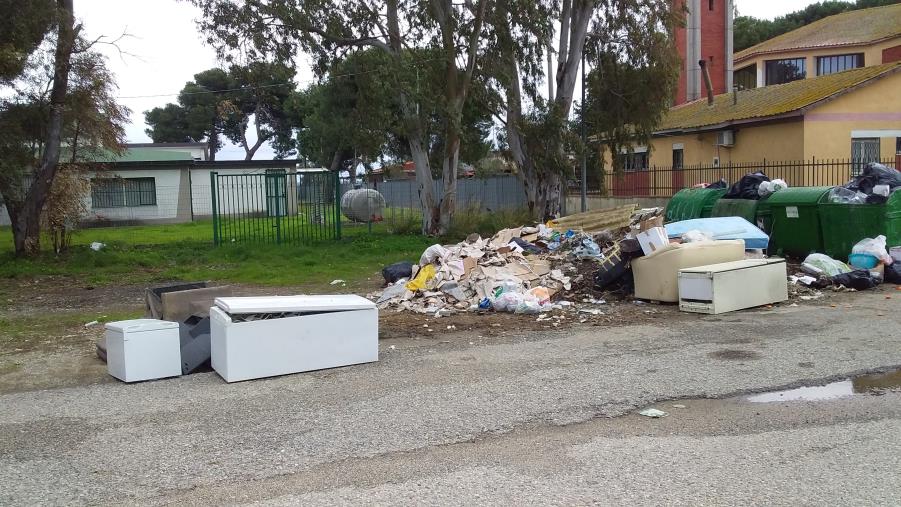 Degrado fuori dalla scuola Pizzuto di Crotone. La denuncia dei consiglieri comunali Pedace e Marrelli (FOTO) images Degrado fuori dalla scuola Pizzuto di Crotone. La denuncia dei consiglieri comunali Pedace e Marrelli (FOTO)