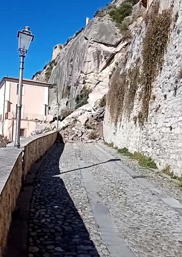 Crollo improvviso nel centro storico di Amantea images Crollo improvviso nel centro storico di Amantea