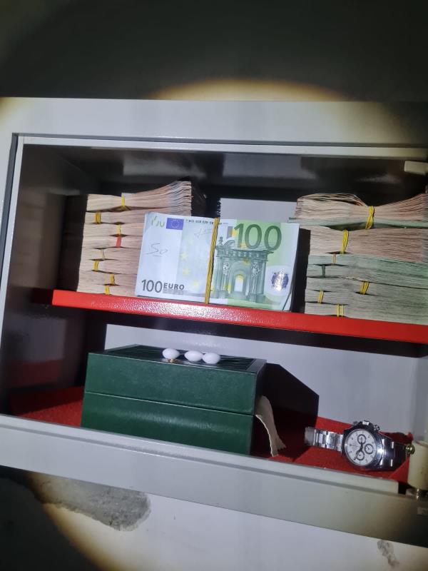 images Operazione "Basso profilo". Tutti i numeri del sequestro: anche Porsche e rolex