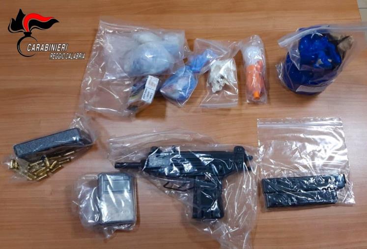 Gioia Tauro. In una casa abbandonata scoperto un arsenale: tra armi e droga anche un ordigno esplosivo images Gioia Tauro. In una casa abbandonata scoperto un arsenale: tra armi e droga anche un ordigno esplosivo