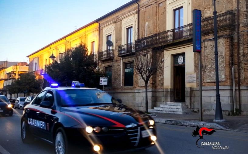 images Taurianova. Nascondeva una pianta di marjuana in casa, 43enne segnalato