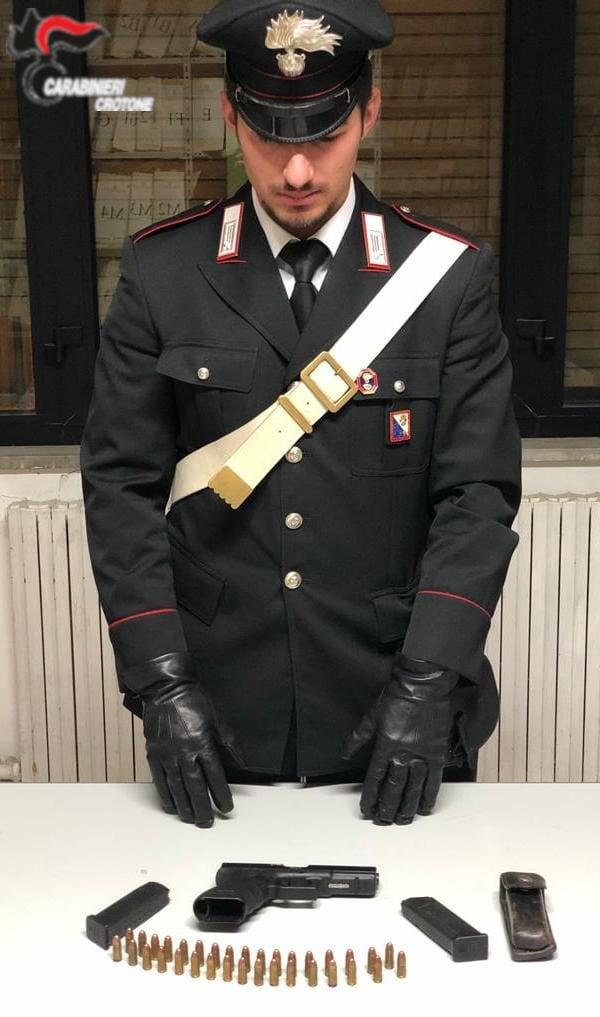 Isola di capo Rizzuto. Nascondeva armi e droga nel garage di casa: arrestato un 40enne images Isola di capo Rizzuto. Nascondeva armi e droga nel garage di casa: arrestato un 40enne