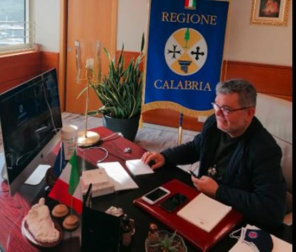 images Vaccini. Spirlì: "Scuole chiuse quindici giorni per venire incontro al personale sanitario"