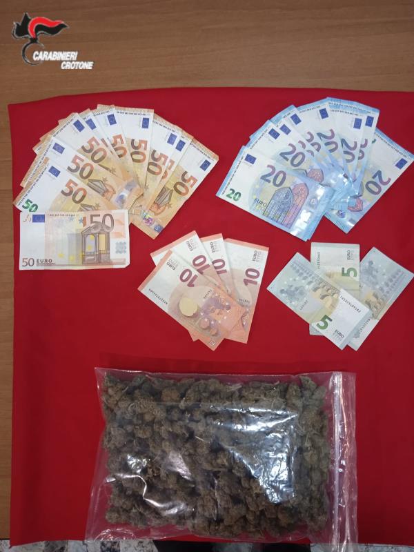 Santa Severina. Viaggiavano in auto con soldi e marijuana: arrestati due trentenni di San Giovanni in Fiore  images Santa Severina. Viaggiavano in auto con soldi e marijuana: arrestati due trentenni di San Giovanni in Fiore