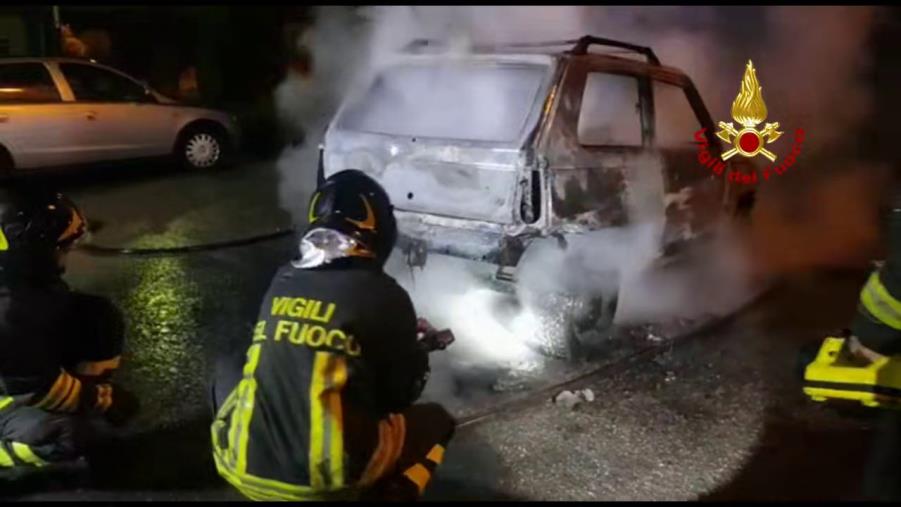images Distrutta dalle fiamme un'auto a Sant'Andrea Apostolo Marina nel quartiere delle palazzine popolari 