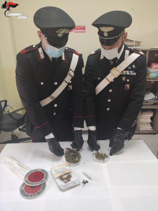 Scandale. Sorpreso a cedere una dose di sostanza stupefacente: arrestato un 53enne images Scandale. Sorpreso a cedere una dose di sostanza stupefacente: arrestato un 53enne