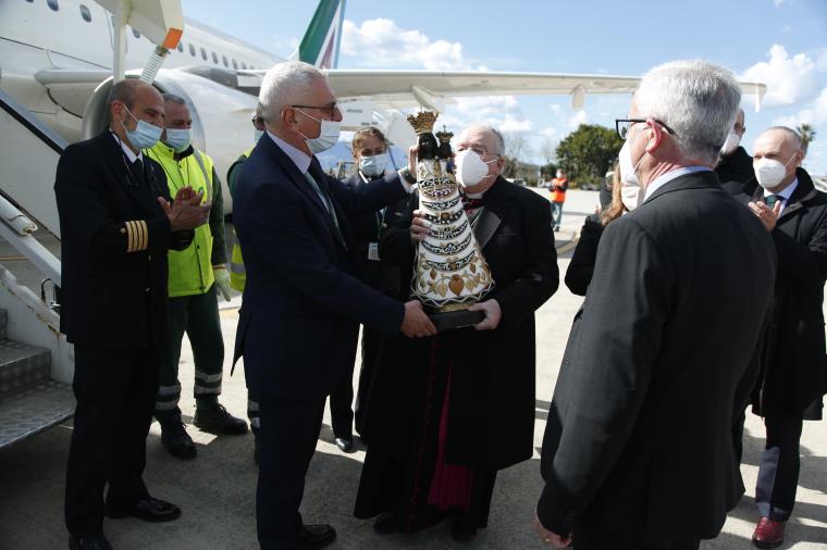 images È arrivata all’Aeroporto di Reggio Calabria la statua della Madonna di Loreto