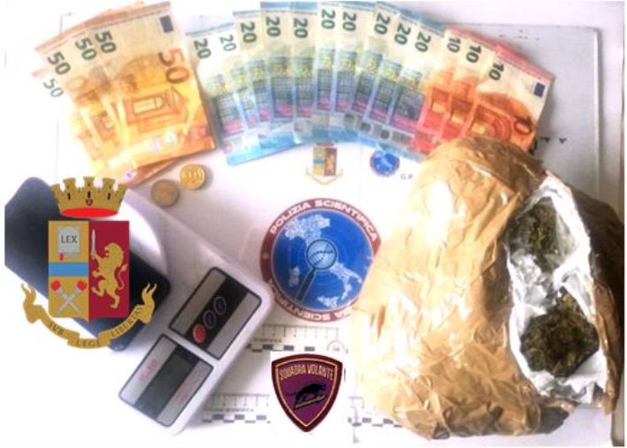 images Droga a Catanzaro. Arrestato un 42enne dopo un via vai sospetto a traversa Isonzo, in manette anche un 16enne dell'Aranceto