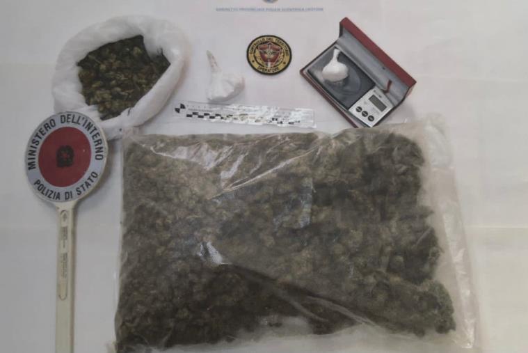 Cosentino “in trasferta” a Crotone: in casa aveva 1,200 grammi di marijuana e 45 grammi di cocaina, arrestato images Cosentino “in trasferta” a Crotone: in casa aveva 1,200 grammi di marijuana e 45 grammi di cocaina, arrestato