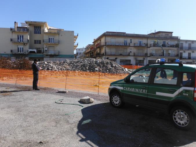 images Marina di Gioiosa Ionica. Demoliscono una scuola per ricostruirla ma non rimuovono le macerie, denunciati i due amministratori delle ditte