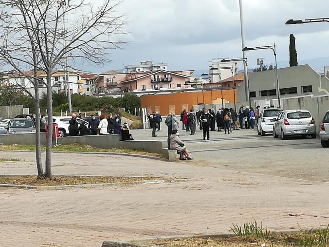 images Catanzaro. Seconda giornata di vaccini all'Ente fiera: in coda aspettando il turno