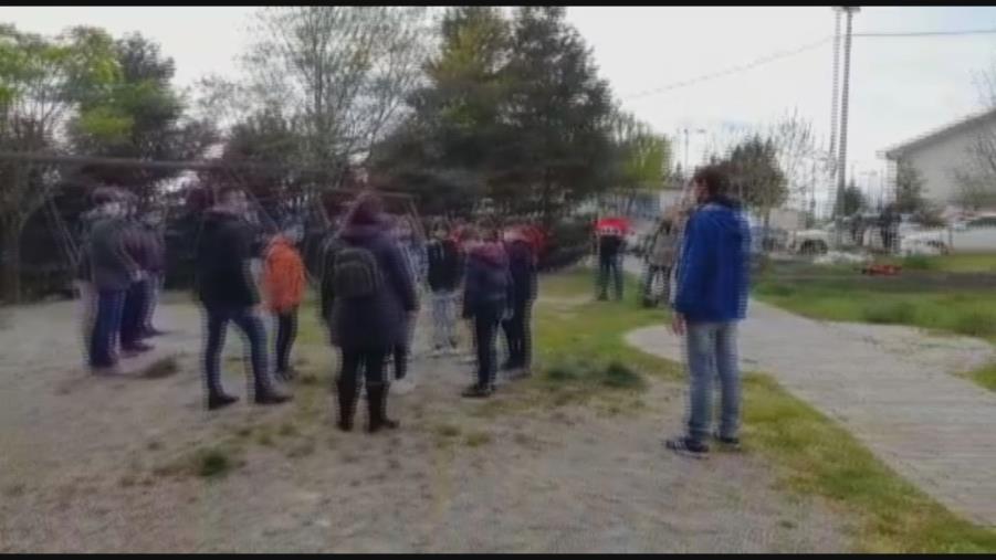 images Catanzaro. I ragazzi del parchetto di viale de Filippis: "Noi ripuliamo l'area ma il Comune ripari i giochi"