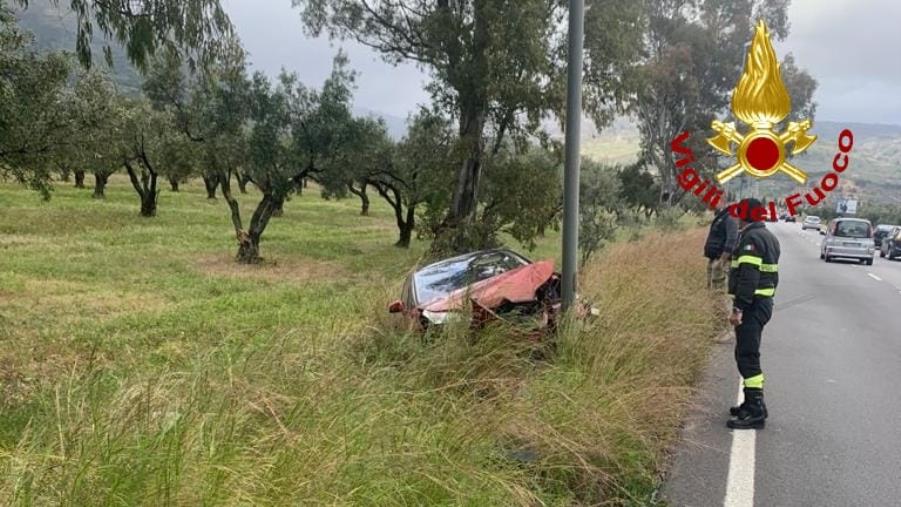 images Lamezia. Perde il controllo e finisce fuoristrada andando a sbattere contro un palo della luce  