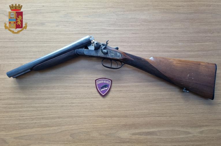 Ionadi. In casa con un fucile da caccia a canne mozzate, 32enne arrestato images Ionadi. In casa con un fucile da caccia a canne mozzate, 32enne arrestato