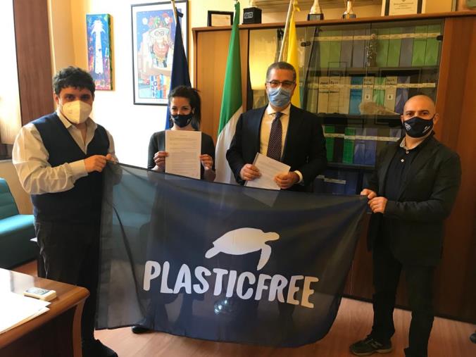 images Catanzaro. C'è il protocollo con l'associazione "Plastic free". Cavallaro e Polimeni: "Nuovo strumento a tutela della città" 