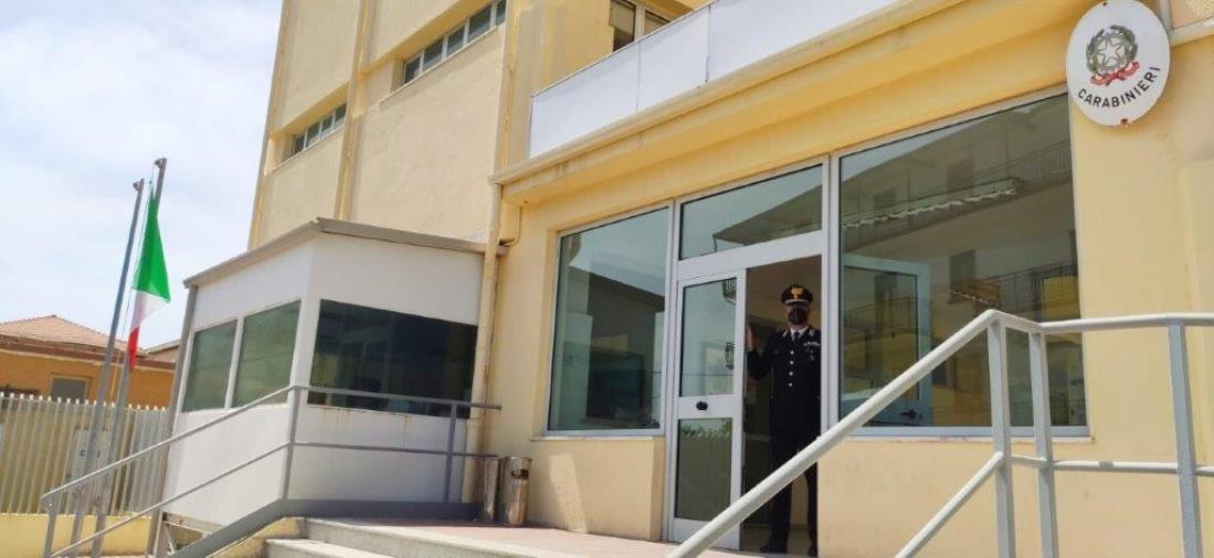 images Vaccini delle fasce sociali più deboli: i carabinieri di Crotone li aiutano per le prenotazioni