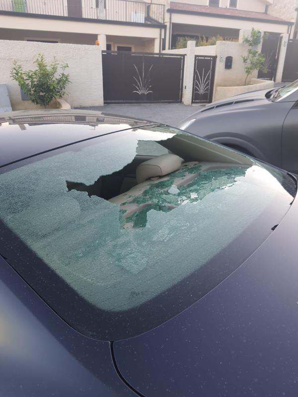 images Catanzaro. Danneggiata l'auto dell'amministratore della "Navylos": "Ora chiediamo l'intervento di Gratteri"