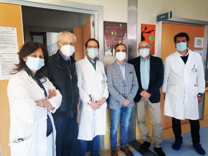 images Catanzaro. L'artista Fabio Mazzitelli dona 20 quadri alla U.O. di Pediatria del “Pugliese-Ciaccio”