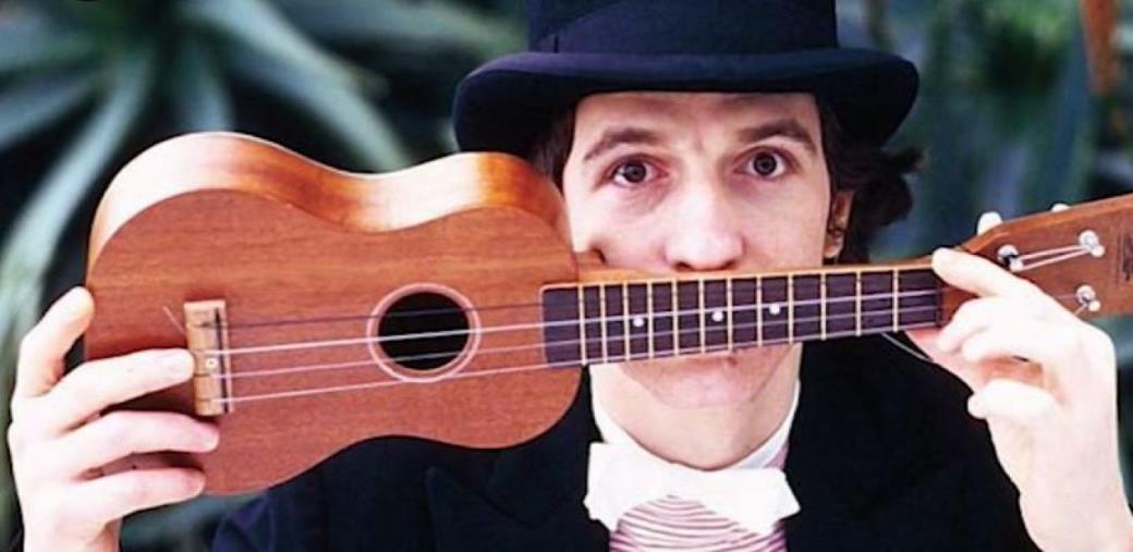 Crotone. Il 2 giugno, nel 40° anniversario della scomparsa di Rino Gaetano, sarà presentato il progetto di consegna dell’Ukulele images Crotone. Il 2 giugno, nel 40° anniversario della scomparsa di Rino Gaetano, sarà presentato il progetto di consegna dell’Ukulele