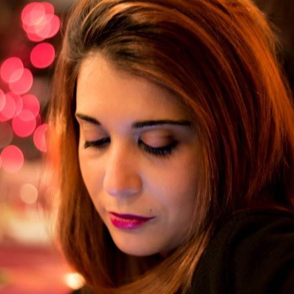 images Cosenza. La storyteller calabrese Jennipher si presenta, tra musica e racconto