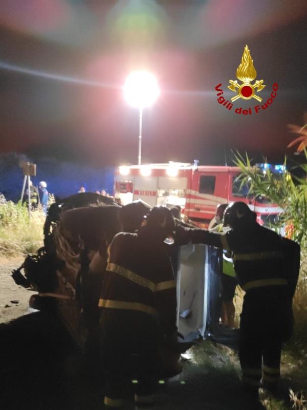 images Roccelletta di Borgia. Perde il controllo dell'auto finendo contro un palo dell'Enel: due feriti 