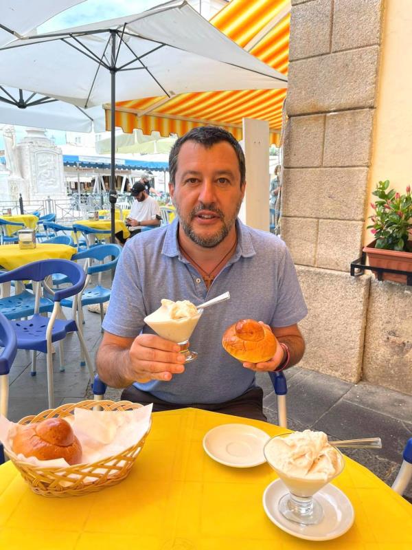 Salvini in Calabria. Sosta per un gelato a Pizzo prima degli Stati generali  images Salvini in Calabria. Sosta per un gelato a Pizzo prima degli Stati generali