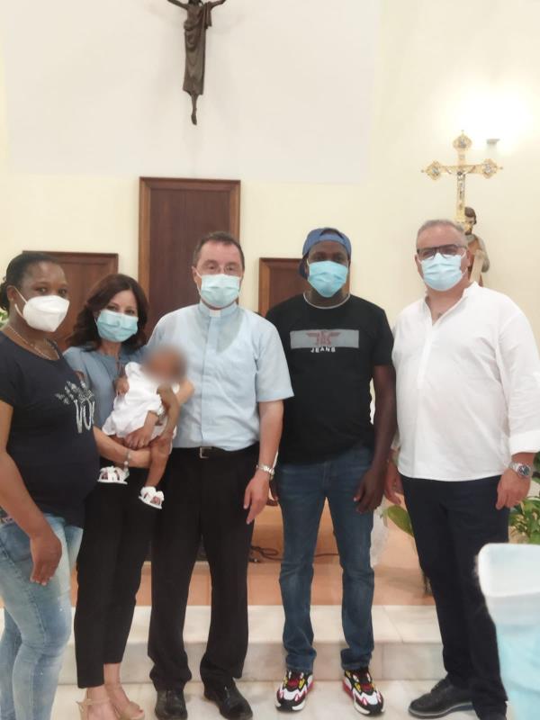 Storia di Cristiana, la bimba nigeriana giunta con il barcone e curata al Pugliese: oggi il battesimo a Sellia Marina images Storia di Cristiana, la bimba nigeriana giunta con il barcone e curata al Pugliese: oggi il battesimo a Sellia Marina