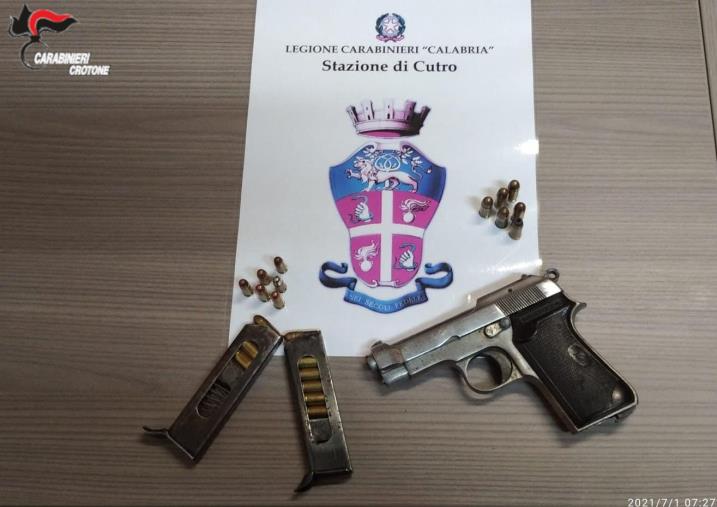 images Cutro. Nella casa di un 47enne scoperte pistole e cartucce: l'uomo era già stato coinvolto in un'aggressione 