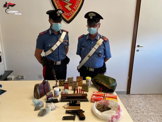 images Armi e munizioni nella sua abitazione nel Crotonese: arrestato un 64enne