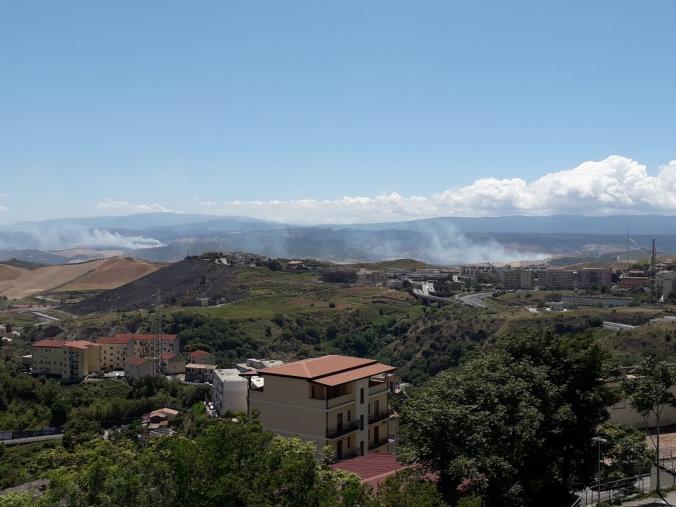 images Incendi, Calabria Verde sta gestendo 45 roghi attivi nel territorio regionale: il più impegnativo a Borgia