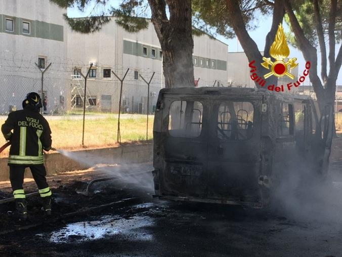Lamezia Terme. In fiamme un Fiat Ducato 130 adibito a minibus: era parcheggiato images Lamezia Terme. In fiamme un Fiat Ducato 130 adibito a minibus: era parcheggiato