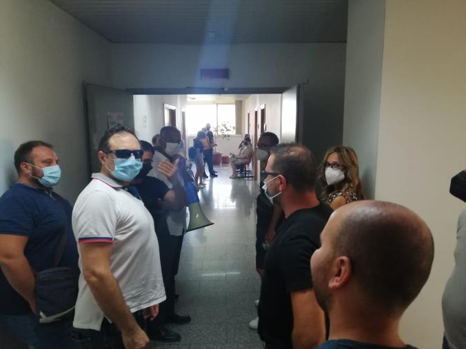I lavoratori della Domus Aurea di Chiaravalle occupano gli uffici Asp di Lamezia: "Siamo alla fame" images I lavoratori della Domus Aurea di Chiaravalle occupano gli uffici Asp di Lamezia: "Siamo alla fame"