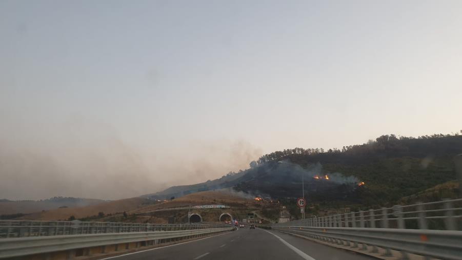 images Brucia la collina sulla Nuova statale 106: fiamme altissime e fumo nero  