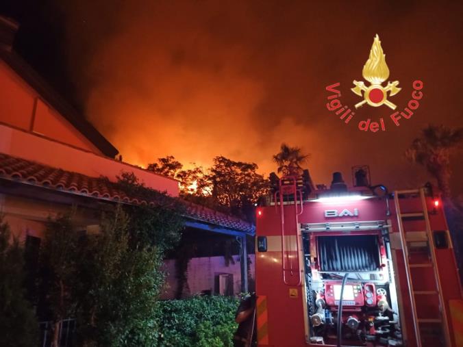 images Brucia la collina sovrastante la stazione di Vibo/Pizzo: oltre 14 ore di intervento dei vigili del fuoco