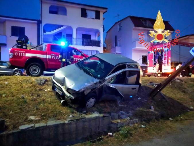 images Gizzeria. 38enne nigeriano perde il controllo dell'auto e finisce la sua corsa contro un palo della rete telefonica 