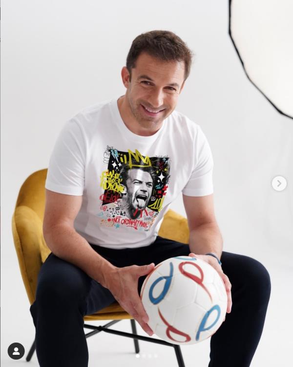 images Catanzaro. Massimo Sirelli firma la prima maglietta della "Capsule Collection Legends" di Independent Republic