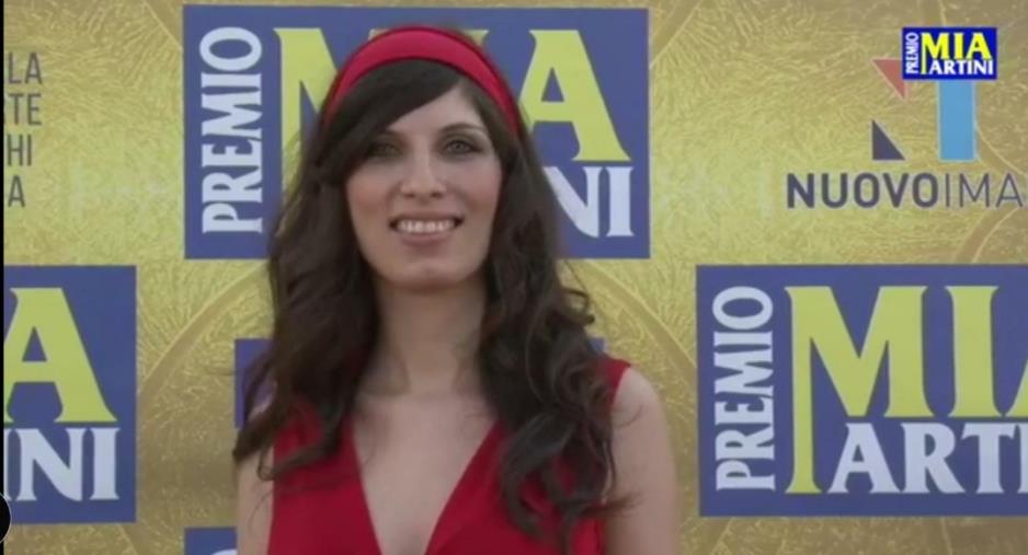 La calabrese Enza Serratore supera le fasi finali del "Premio nazionale Mia Martini" e si aggiudica la finalissima  images La calabrese Enza Serratore supera le fasi finali del "Premio nazionale Mia Martini" e si aggiudica la finalissima