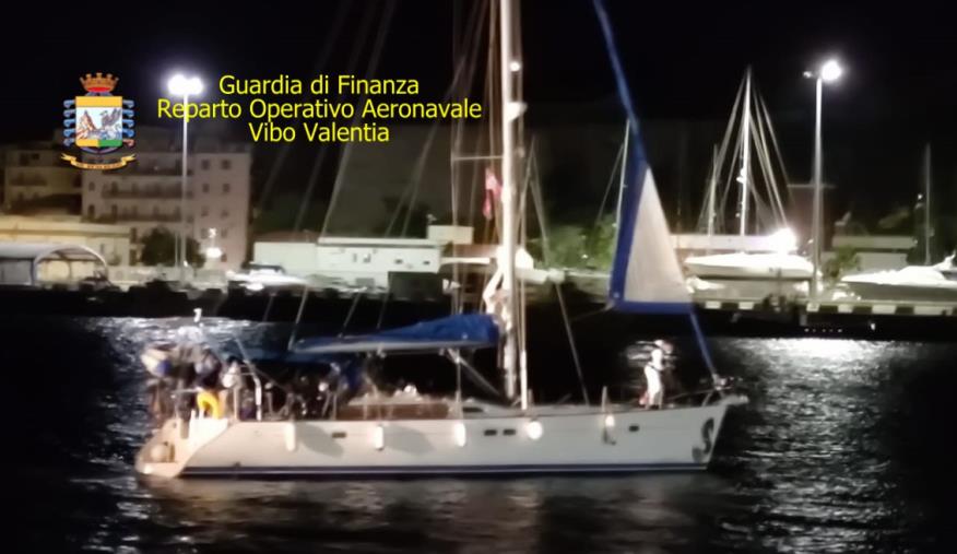 images Migranti. Barca con 75 a bordo intercettata nel Crotonese: la Guardia di finanza ferma i 3 presunti scafisti 
