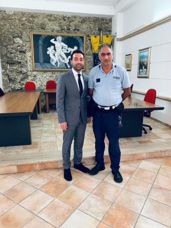 images San Floro. Turista beccato dalle telecamere a gettare rifiuti in un'abitazione privata