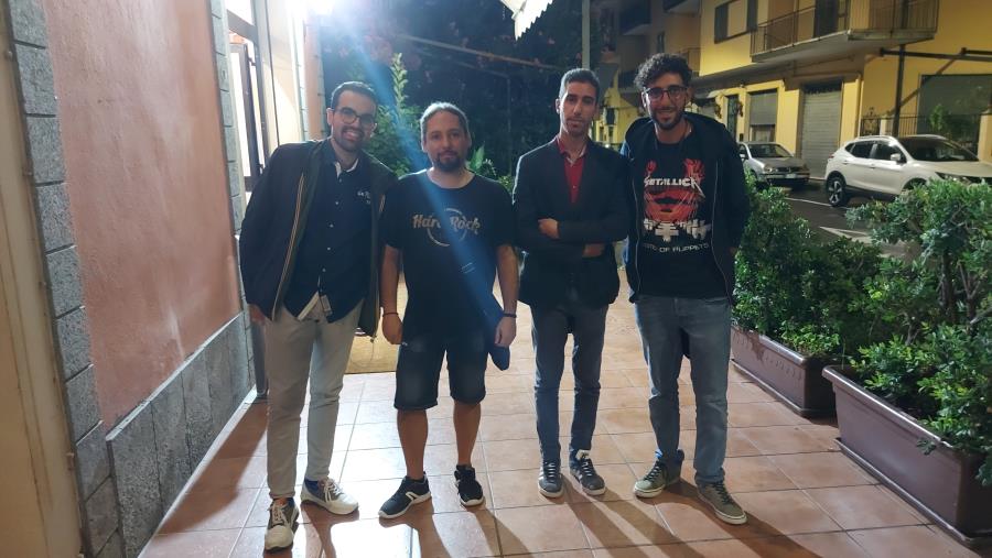 Musica. Nata durante la pandemia, "Room 1" è la band pop-rock catanzarese che promuove il territorio images Musica. Nata durante la pandemia, "Room 1" è la band pop-rock catanzarese che promuove il territorio