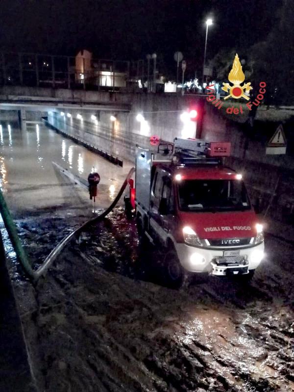 images Maltempo. Oltre 50 gli interventi dei vigili del fuoco per "salvare" la fascia costiera ionica e oggi si contano i danni