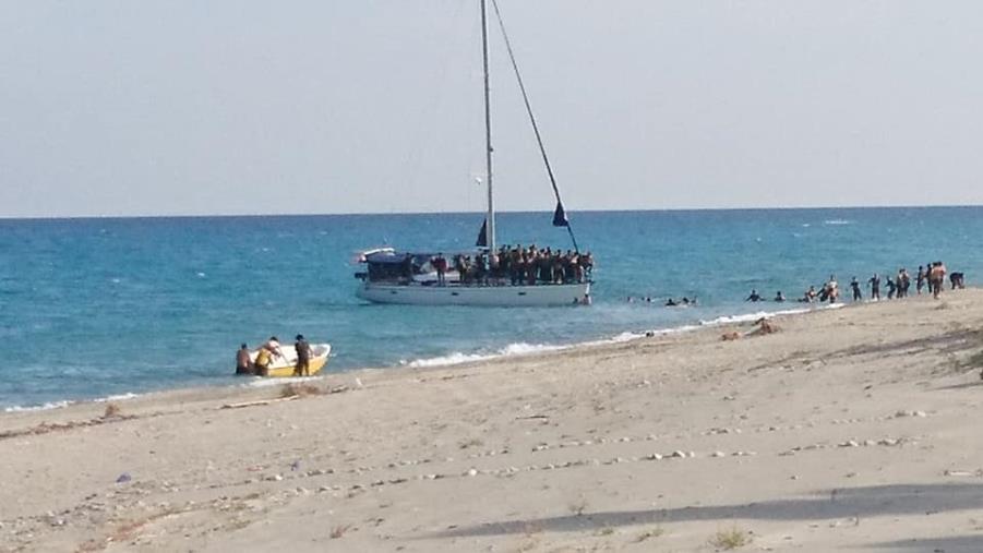 Migranti. Sbarco di profughi a Badolato images Migranti. Sbarco di profughi a Badolato